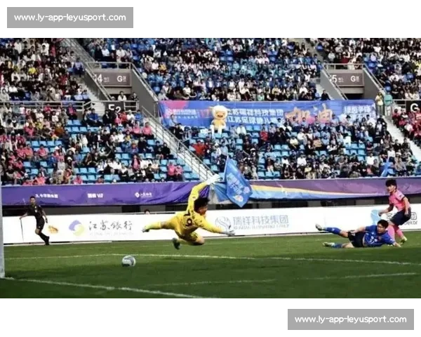 苏超赛场现 散装家庭：父母为连云港助威，子女为苏州呐喊