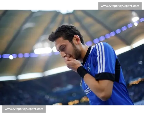 恰尔汗奥卢妻子发声：忠诚背后的利益博弈