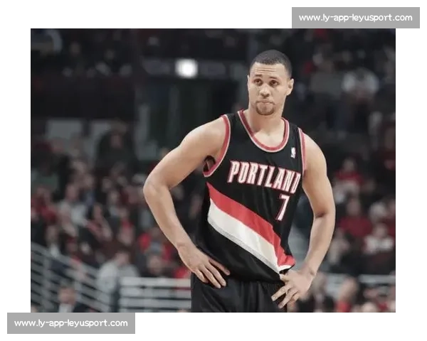 撕裂之城的双时代：罗伊的黄曼巴传奇与杨瀚森的青春风暴