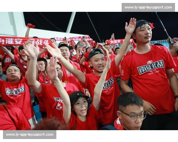 苏超赛场现中国红!球迷跨越山海为榕江助威 苏超赛场现中国红!球迷跨越山海为榕江助威