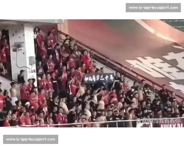 成都球迷 苟活 30 年 争议升级！从横幅到涂鸦，地域对立何时休？